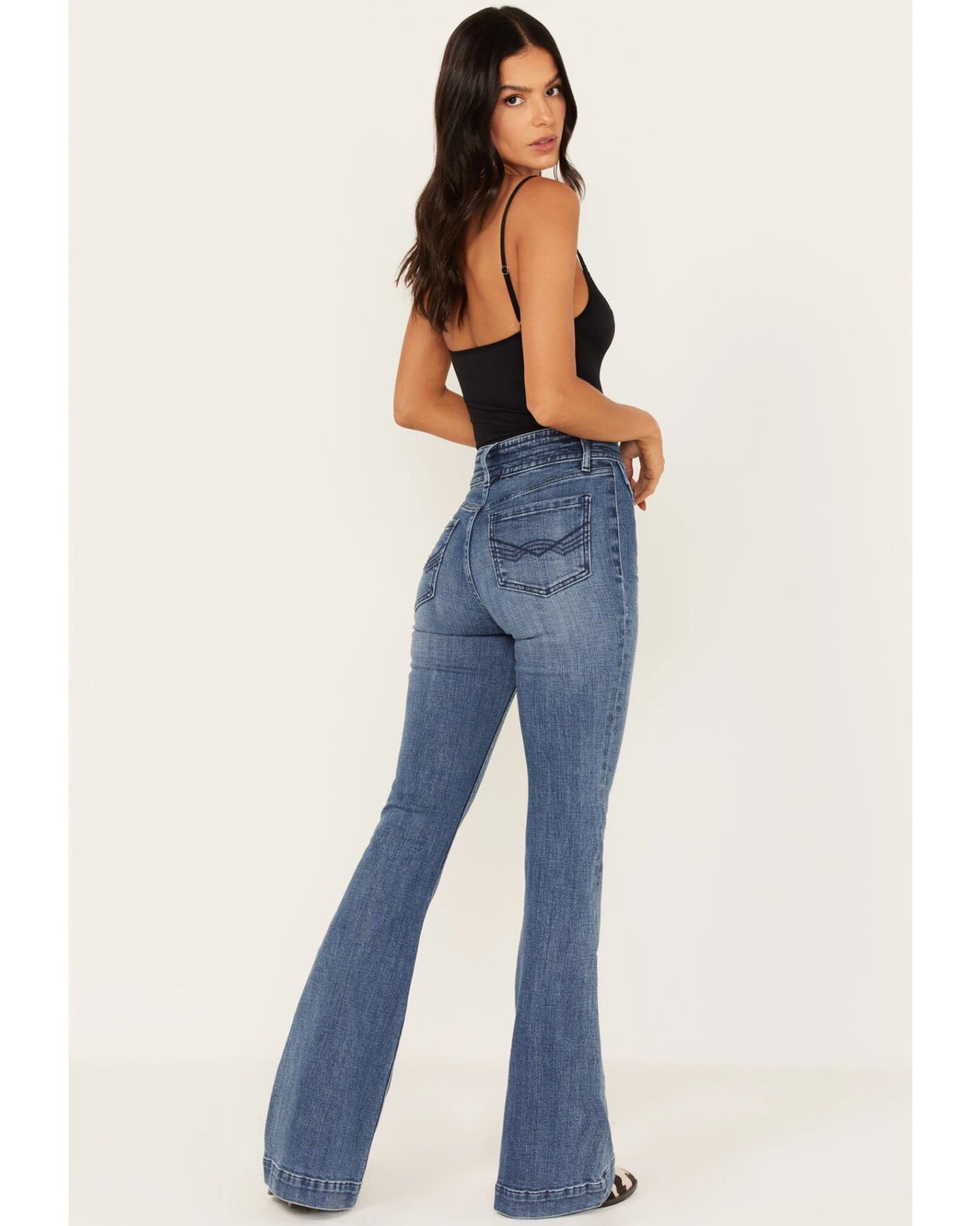 Idyllwind Women's Edge Hill Medium Wash High Rise Outlaw Flare Jeans - Image 4